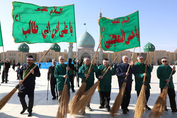 تصاویر/  آیین جاروکشی خادمان مسجد مقدس جمکران