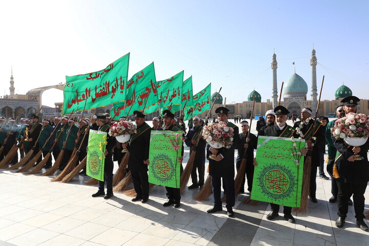 تصاویر/  آیین جاروکشی خادمان مسجد مقدس جمکران
