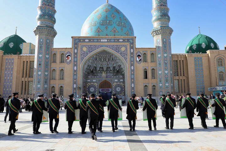 تصاویر/  آیین جاروکشی خادمان مسجد مقدس جمکران