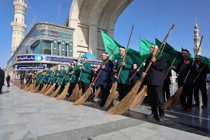 تصاویر/  آیین جاروکشی خادمان مسجد مقدس جمکران