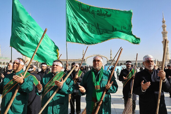 تصاویر/  آیین جاروکشی خادمان مسجد مقدس جمکران