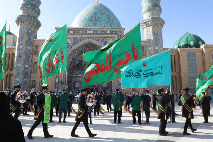 تصاویر/  آیین جاروکشی خادمان مسجد مقدس جمکران