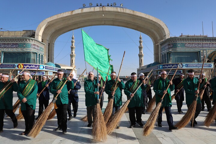 تصاویر/  آیین جاروکشی خادمان مسجد مقدس جمکران