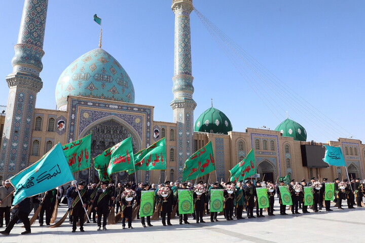 تصاویر/  آیین جاروکشی خادمان مسجد مقدس جمکران