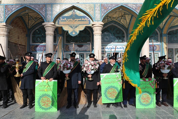 تصاویر/  آیین جاروکشی خادمان مسجد مقدس جمکران