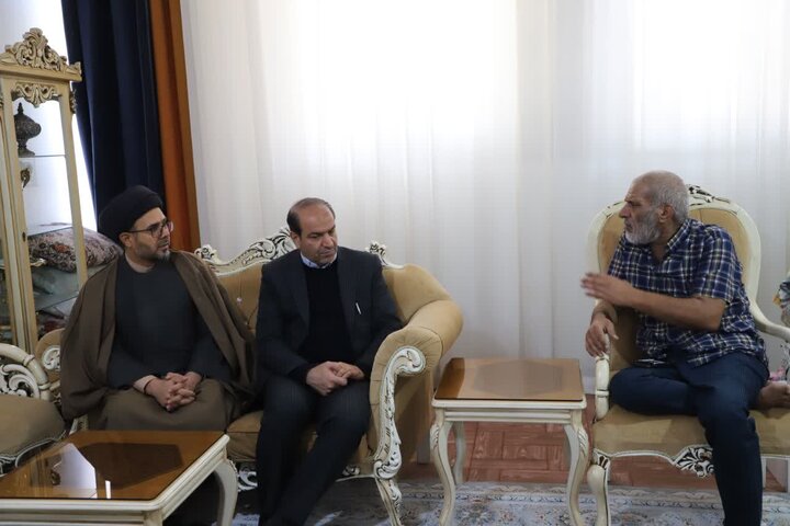 تصاویر/دیدار و دلجویی مدیرکل بنیاد شهید و امور ایثارگران استان مرکزی با جانباز سرافراز ابوالفضل اسدی