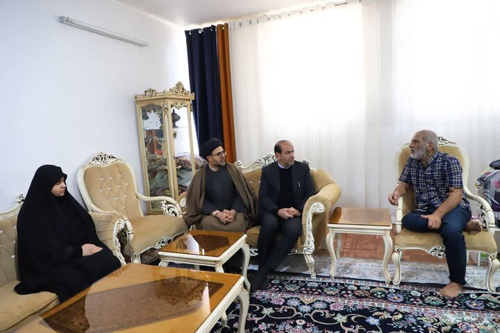 تصاویر/دیدار و دلجویی مدیرکل بنیاد شهید و امور ایثارگران استان مرکزی با جانباز سرافراز ابوالفضل اسدی