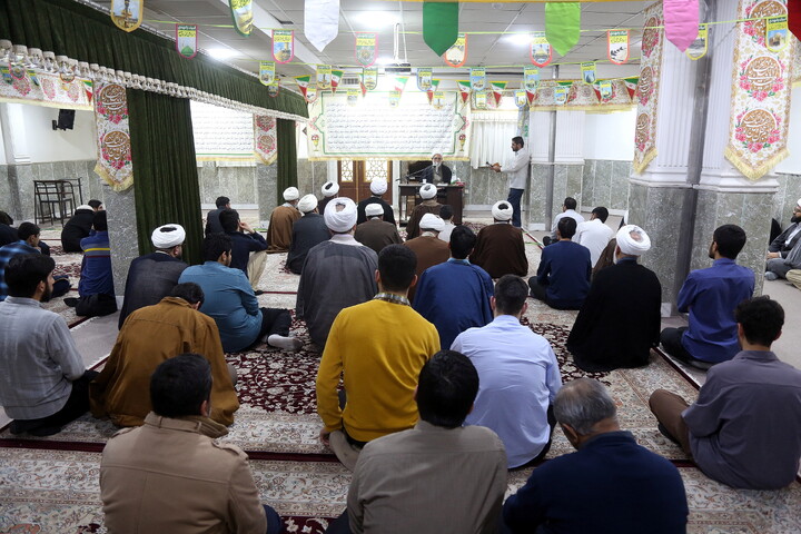 تصاویر/ حضور قائم‌مقام مدیر حوزه علمیه قم در بین راه‌یافتگان به مرحله کشوری مسابقات علمی (المپیاد) طلاب