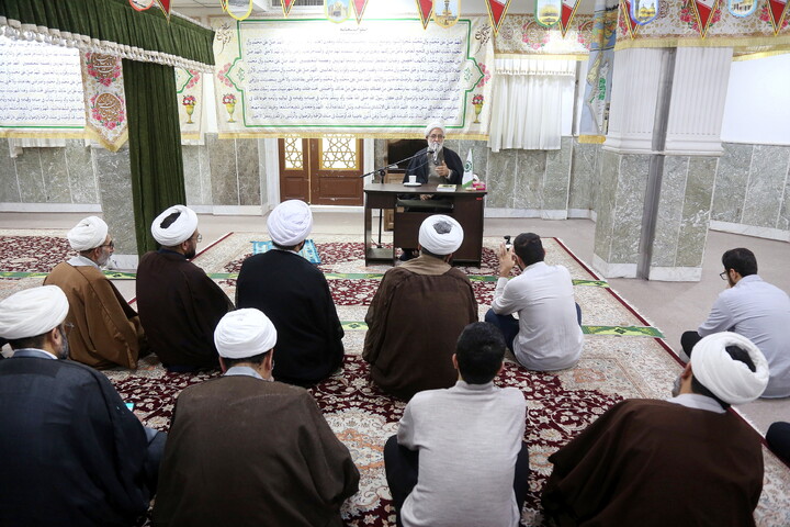 تصاویر/ حضور قائم‌مقام مدیر حوزه علمیه قم در بین راه‌یافتگان به مرحله کشوری مسابقات علمی (المپیاد) طلاب