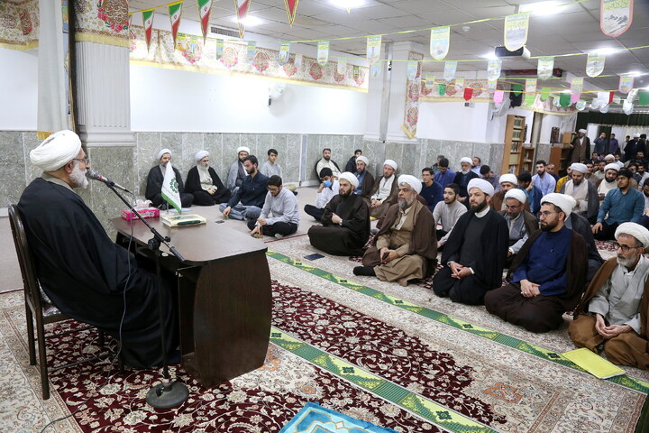 تصاویر/ حضور قائم‌مقام مدیر حوزه علمیه قم در بین راه‌یافتگان به مرحله کشوری مسابقات علمی (المپیاد) طلاب