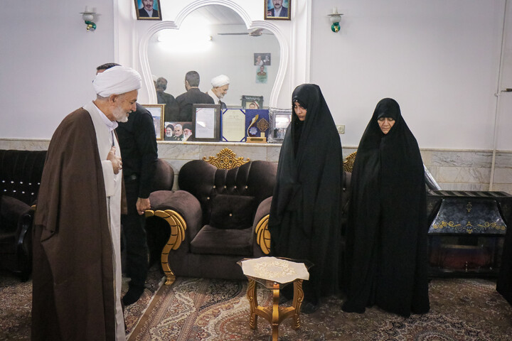 تصاویر/ دیدار نماینده مردم استان قم و تهران با خانواده شهدای انتظامی فتنه اخیر