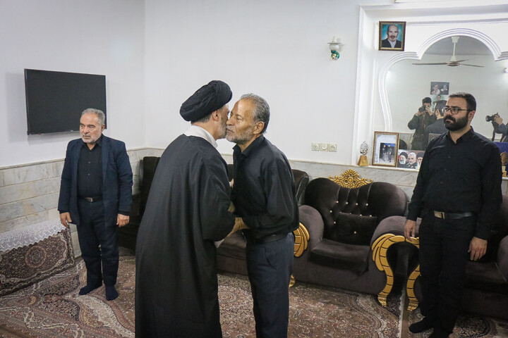 تصاویر/ دیدار نماینده مردم استان قم و تهران با خانواده شهدای انتظامی فتنه اخیر