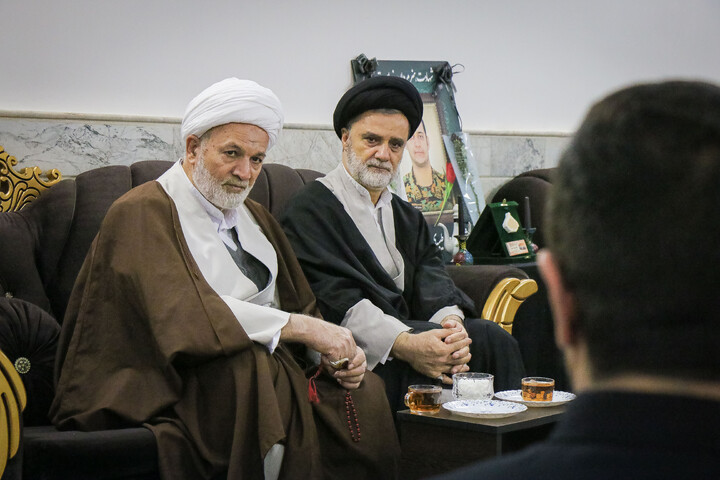 تصاویر/ دیدار نماینده مردم استان قم و تهران با خانواده شهدای انتظامی فتنه اخیر