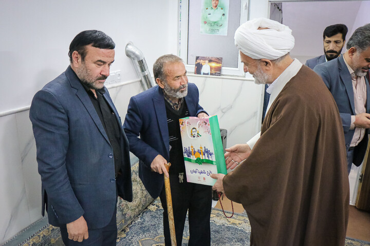 تصاویر/ دیدار نماینده مردم استان قم و تهران با خانواده شهدای انتظامی فتنه اخیر