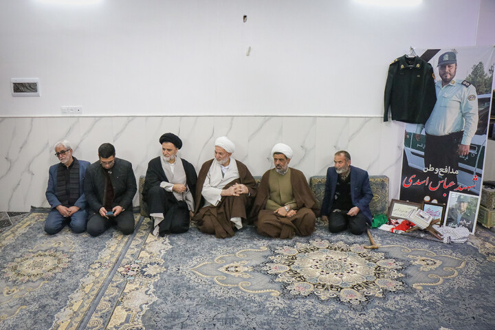 تصاویر/ دیدار نماینده مردم استان قم و تهران با خانواده شهدای انتظامی فتنه اخیر