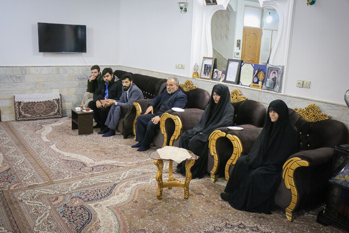 تصاویر/ دیدار نماینده مردم استان قم و تهران با خانواده شهدای انتظامی فتنه اخیر