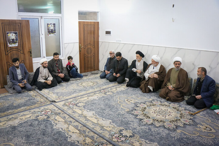 تصاویر/ دیدار نماینده مردم استان قم و تهران با خانواده شهدای انتظامی فتنه اخیر