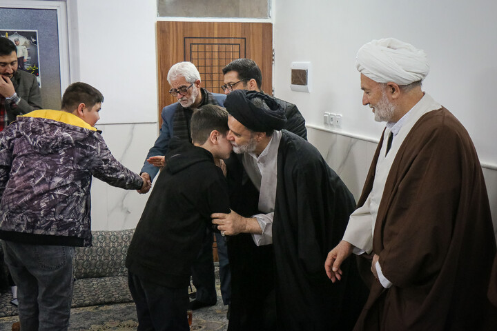 تصاویر/ دیدار نماینده مردم استان قم و تهران با خانواده شهدای انتظامی فتنه اخیر