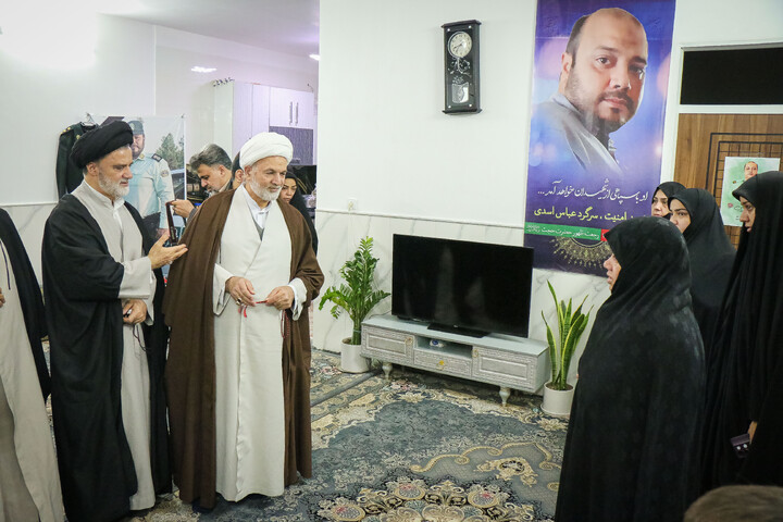 تصاویر/ دیدار نماینده مردم استان قم و تهران با خانواده شهدای انتظامی فتنه اخیر