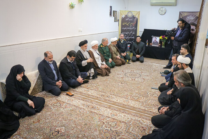 تصاویر/ دیدار نماینده مردم و استاندار و فرمانده سپاه استان قم با خانواده شهدای مردمی اغتشاشات اخیر