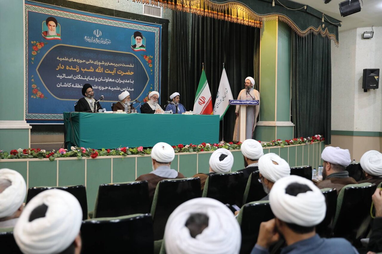 گزارشی از نشست مدیران و معاونین مدارس علمیه منطقه کاشان با آیت الله شب زنده دار