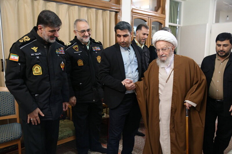 آية اللّه العظمى مكارم الشيرازيّ يشيد بتضحيات القوّات العسكريّة والأمنيّة ويشدّد على اهتمام المسؤولين بمعيشة الشعب