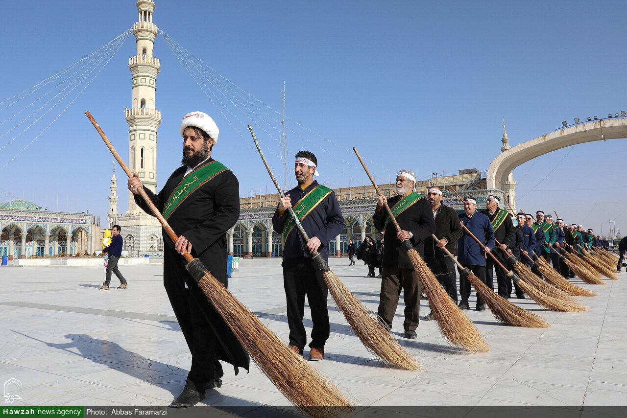 تصاویر/  آیین جاروکشی خادمان مسجد مقدس جمکران