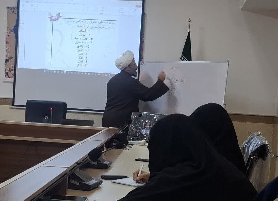 برگزاری ششمین دوره نشست‌های فرهنگی - تربیتی فصل رشد در سنندج