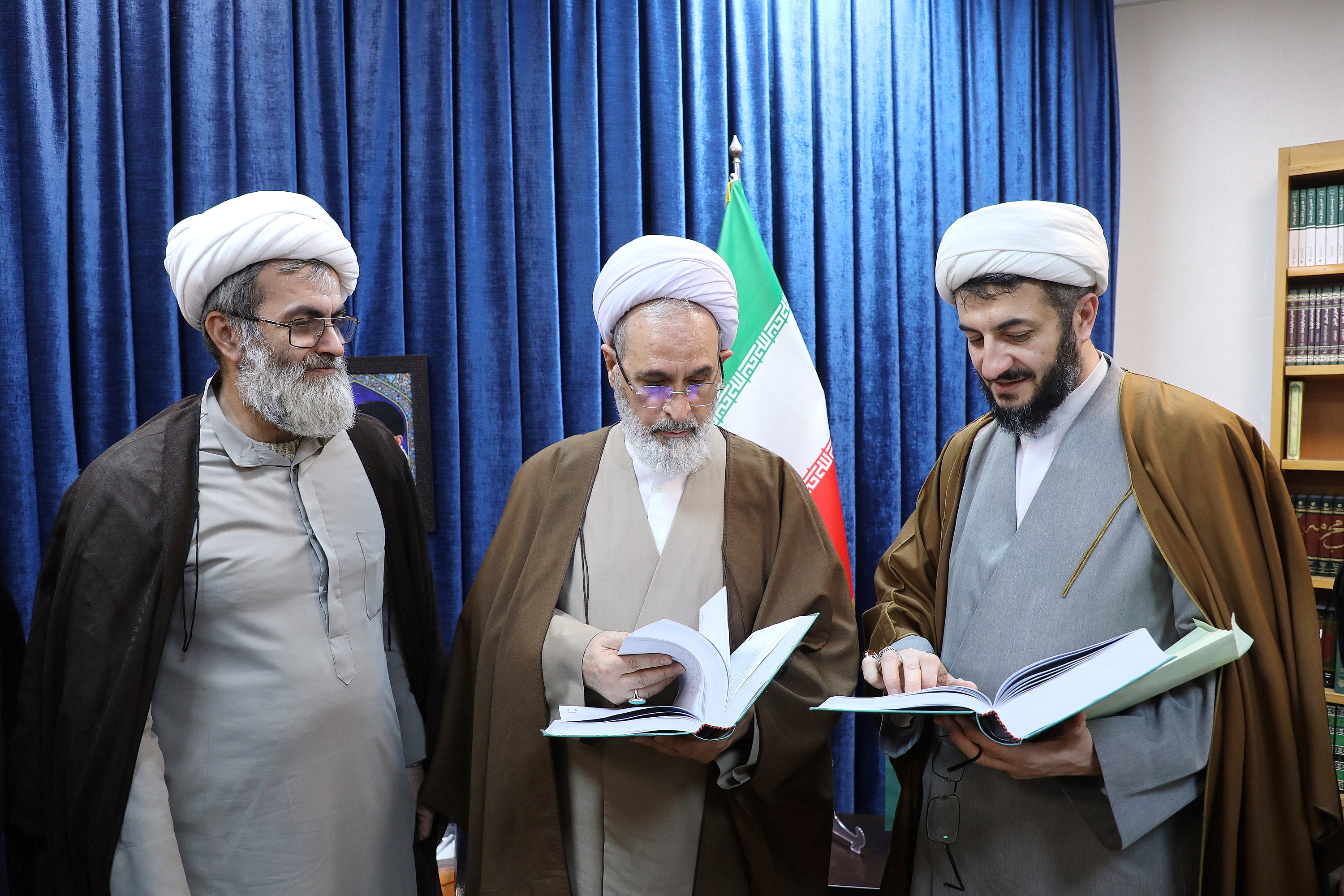 تصاویر / حوزہ علمیہ ایران کے شعبہ تحقیق کے اراکین کی آیت اللہ اعرافی سے ملاقات