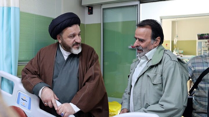 تصاویر/ عیادت مجروحین اغتشاشات اخیر توسط نمایندگان آیت الله اعرافی