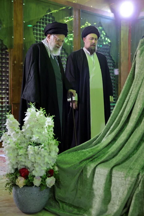 حضور رهبر معظم انقلاب در حرم مطهر حضرت امام خمینی(ره)