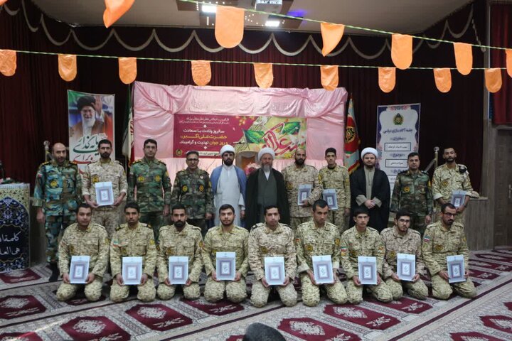 تصاویر/ تجلیل امام جمعه آران وبیدگل ازسربازان نمونه گروه ۸۴۰موشکی نزاجا