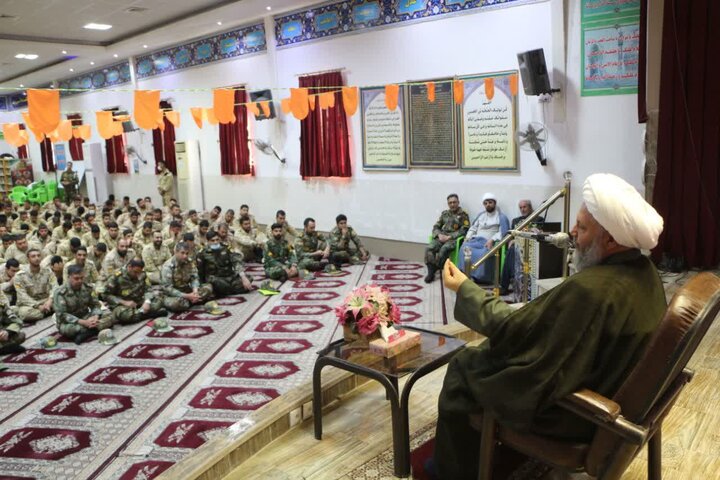 تصاویر/ تجلیل امام جمعه آران وبیدگل ازسربازان نمونه گروه ۸۴۰موشکی نزاجا