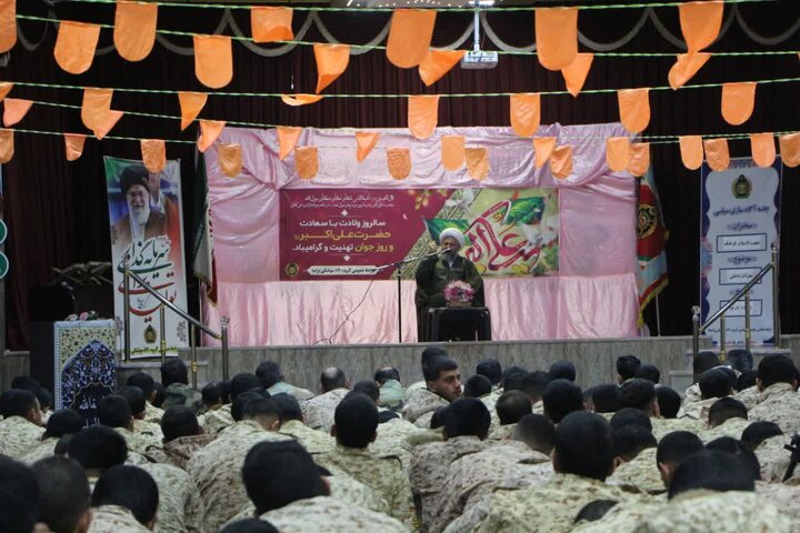 تصاویر/ تجلیل امام جمعه آران وبیدگل ازسربازان نمونه گروه ۸۴۰موشکی نزاجا