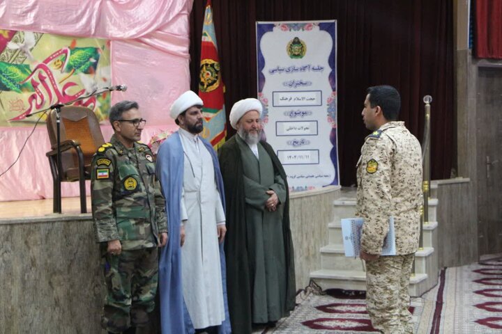 تصاویر/ تجلیل امام جمعه آران وبیدگل ازسربازان نمونه گروه ۸۴۰موشکی نزاجا