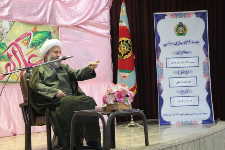 تصاویر/ تجلیل امام جمعه آران وبیدگل ازسربازان نمونه گروه ۸۴۰موشکی نزاجا