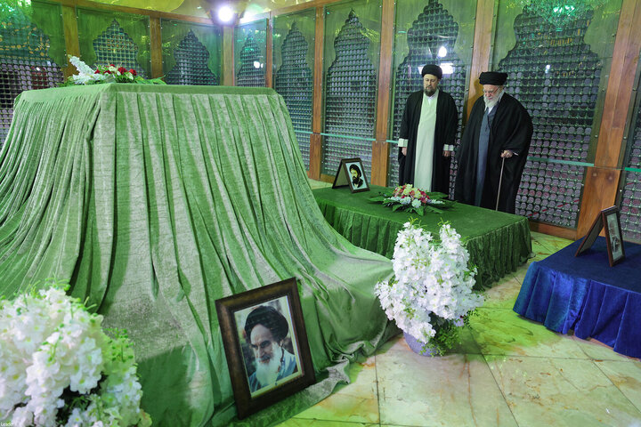 Photos/Renouvellement du Serment au Mausolée de l'Imam : Le Guide Suprême marque le Début des Célébrations de la Décennie Fajr