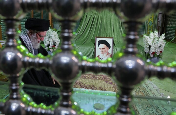 Photos/Renouvellement du Serment au Mausolée de l'Imam : Le Guide Suprême marque le Début des Célébrations de la Décennie Fajr