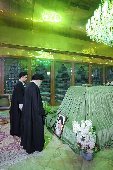 Photos/Renouvellement du Serment au Mausolée de l'Imam : Le Guide Suprême marque le Début des Célébrations de la Décennie Fajr