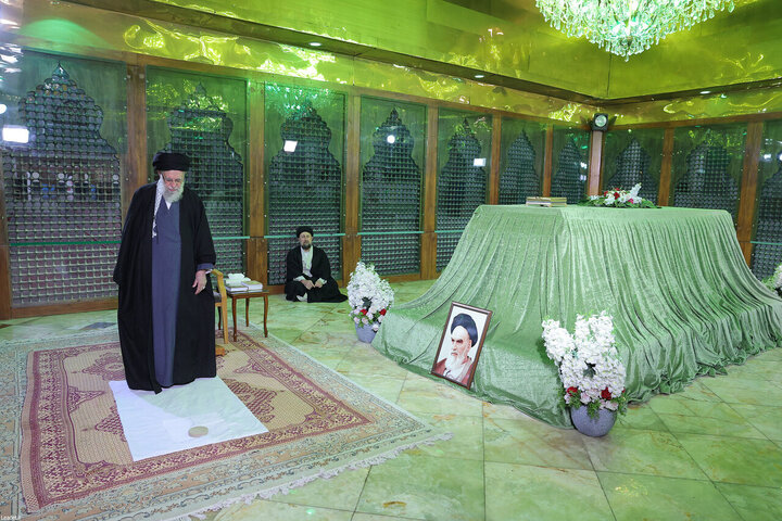 Photos/Renouvellement du Serment au Mausolée de l'Imam : Le Guide Suprême marque le Début des Célébrations de la Décennie Fajr