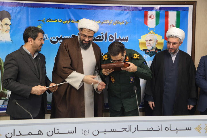 تصاویر / تجلیل نماینده ولی‌فقیه در استان و استاندار همدان از فرمانده سپاه انصارالحسین(ع)