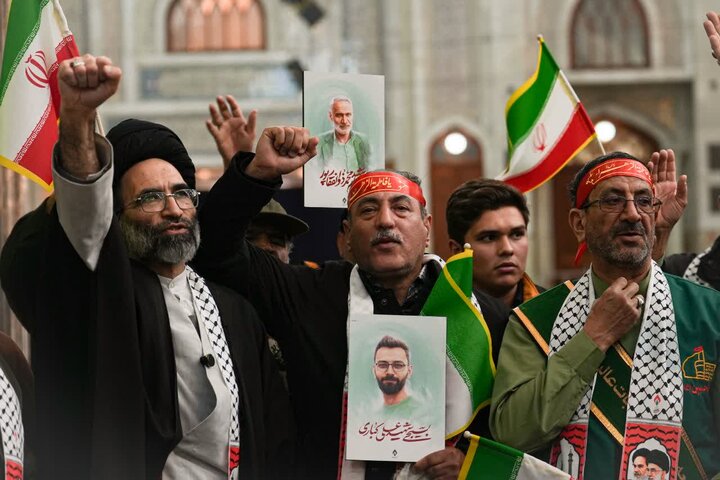 تصاویر/ شستشو و عطرافشانی مرقد مطهر امام خمینی با گلاب کاشان