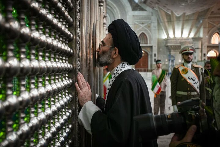 تصاویر/ شستشو و عطرافشانی مرقد مطهر امام خمینی با گلاب کاشان