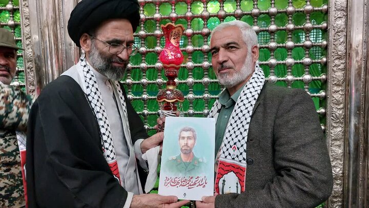 تصاویر/ شستشو و عطرافشانی مرقد مطهر امام خمینی با گلاب کاشان