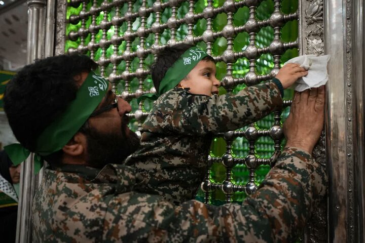 تصاویر/ شستشو و عطرافشانی مرقد مطهر امام خمینی با گلاب کاشان