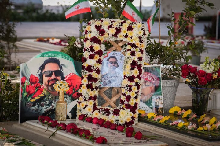 تصاویر/ شستشو و عطرافشانی مرقد مطهر امام خمینی با گلاب کاشان