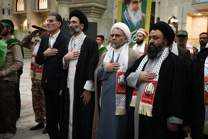 تصاویر/ شستشو و عطرافشانی مرقد مطهر امام خمینی با گلاب کاشان