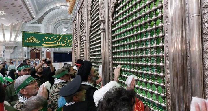 تصاویر/ شستشو و عطرافشانی مرقد مطهر امام خمینی با گلاب کاشان