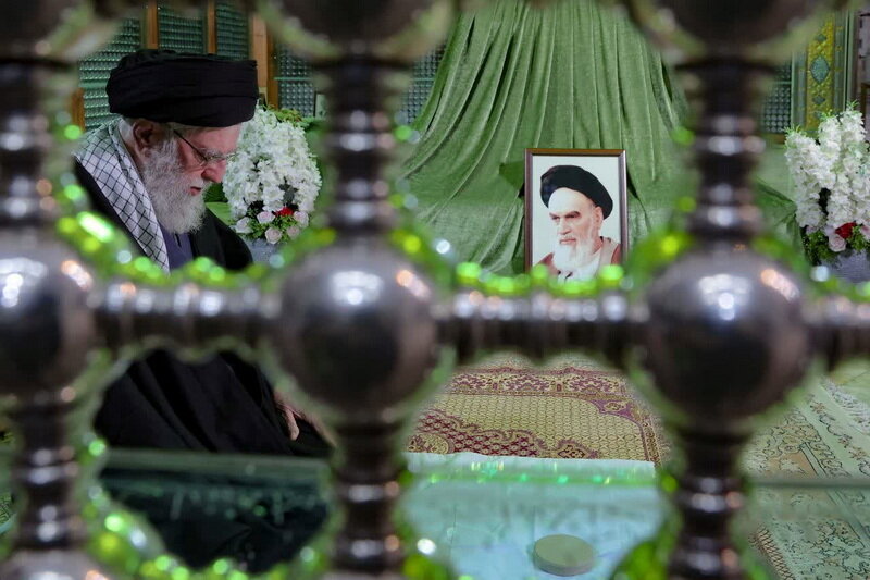 Kiongozi Mkuu wa Mapinduzi ya Iran, ahudhuria katika Haram Tukufu ya Imam Khomeini (ra) + Picha