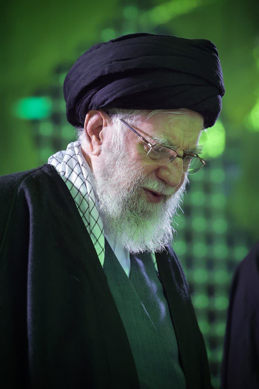 الإمام الخامنئي يزور مرقد الإمام الخميني بمناسبة ذكرى انتصار الثورة الإسلامية (فيديو وصور)